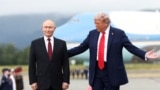 Дональд Трамп лично встретил Владимира Путина в Анкоридже: кадры из аэропорта
